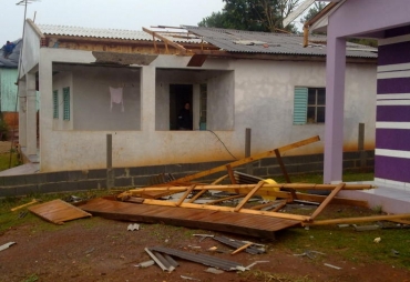 Pelo menos 300 casas foram atingidas pelo temporal na cidade