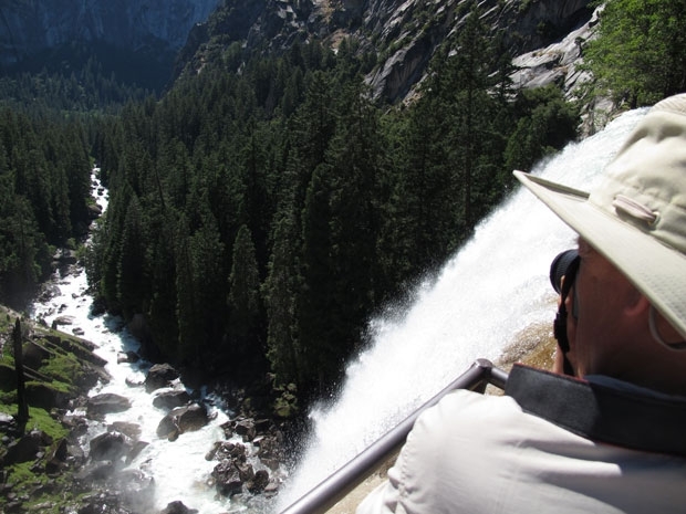 Turista tira foto de onde os trs estudantes teriam cado, no alto da cachoeira Vernal.