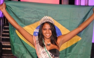 A baiana mostra a bandeira do Brasil aps vitria