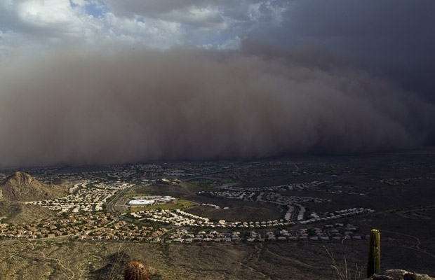 Tempestade de areia sobre Phoenix, no Arizona, nesta segunda-feira (18)