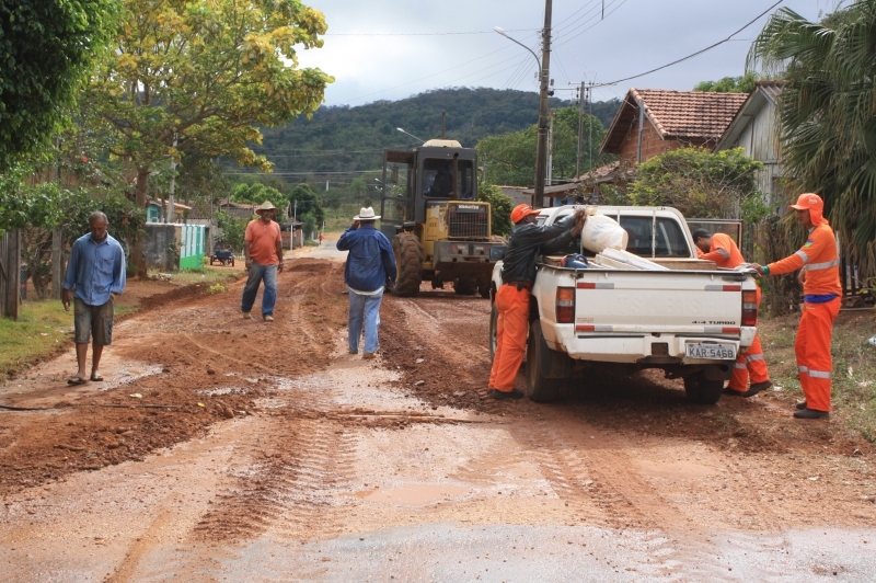 Homens trabalham na preparao das ruas para receberem a pavimentao asfltica.