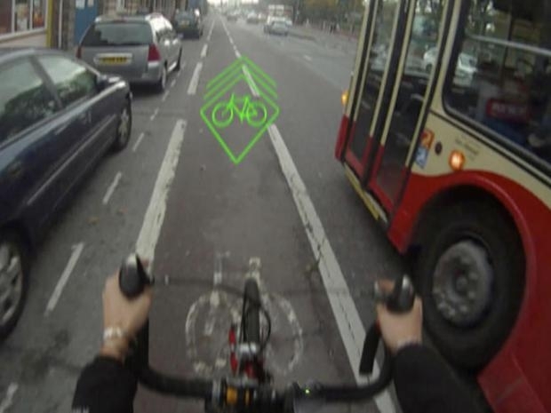 Dispositivo de segurana, Blaze, projeta uma imagem de uma bicicleta com um laser verde brilhante  frente do ciclista.