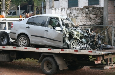 Veculo ficou com a frente totalmente destruda aps colidir com o nibus na ERS-020