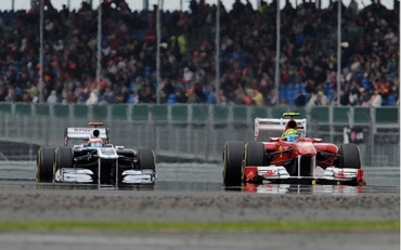 Barrichello (esq.) atrs de Massa durante o treino classificatrio em Silverstone; clique e veja galeria