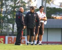 O tcnico interino Milton Cruz deve mudar o So Paulo para a partida de hoje contra o Cruzeiro. Rivaldo pode jogar