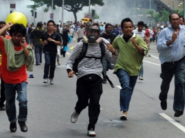 Pelo menos 400 pessoas foram presas em Kuala Lumpur. A polcia usou gs lacrimogneo para contem os manifestantes. 