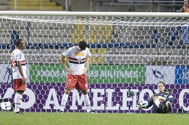 Jogadores do So Paulo lamentam o gol marcado pelo Flamengo no Engenho