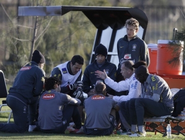 Mano conversa com os jogadores da Seleo no treino desta quarta-feira 