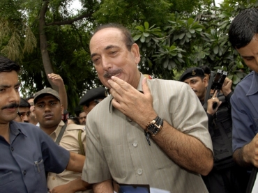 O ministro da Sade da ndia, Ghulam Nabi Azad, deixa sua casa nesta tera-feira (5).