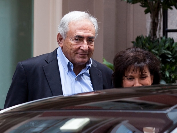 O ex-chefe do FMI Dominique Strauss-Kahn e a mulher deixam sua casa provisria em Tribeca neste sbado (2)