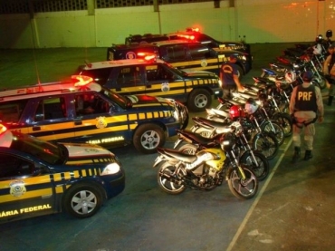 A polcia apreendeu 14 motos na operao em um flagrante no posto onde o grupo se reunia
