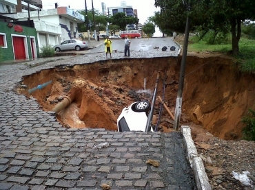 Carro foi engolido por buraco na rua Raimundo Chaves, no bairro Candelria, em Natal