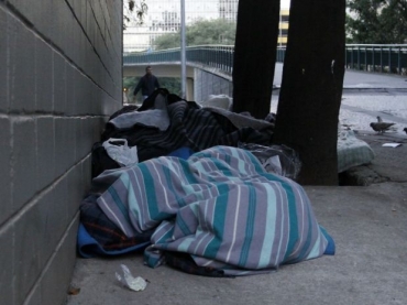 Moradores de rua suportaram o frio de at 3C na capital paulista na madrugada desta tera-feira