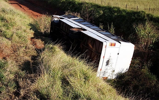 nibus com cerca de 40 trabalhadores rurais tombou em Uberaba (MG); dez pessoas tiveram ferimentos leves