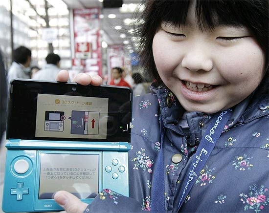 Menina segura o Nintendo 3DS no Japo
