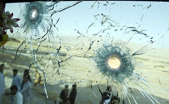 Vidro de nibus mostra sinais do ataque contra peregrinos xiitas em Quetta, no Paquisto