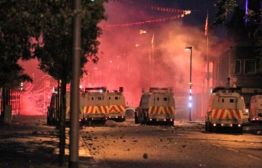 Carros da polcia ficamo no meio de ataque em Belfast, na Irlanda do Norte