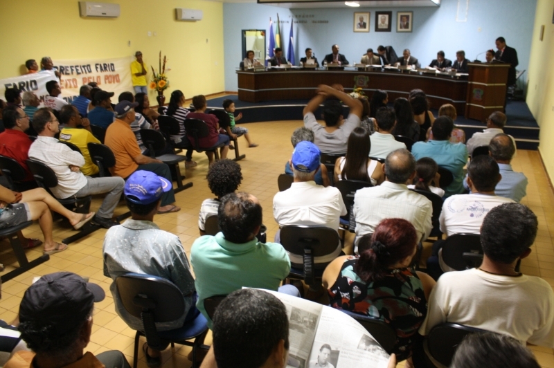 Populares lotram plenrio da Cmara para pressionar vereadores a no abrirem CPI para investigar prefeito.