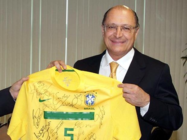 Alckmin exibe presente que recebeu de Ricardo Teixeira