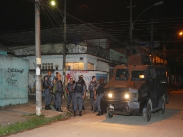 Policiais militares tm feito ocupao permanente na favela
