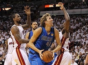 Dirk Nowitzki tenta cesta cercado por jogadores do Miami