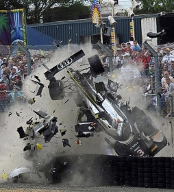 O piloto Allan McNish bate forte contra barreira de proteo nas 24 Horas de Le Mans, na Frana