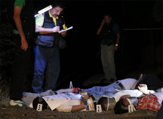 Policiais analisam corpos encontrados nas ruas da cidade mexicana de Morelia