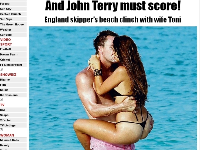 O zagueiro John Terry se diverte na praia com sua mulher, Toni, e aproveita para tirar uma 