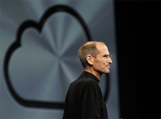 Steve Jobs sobe ao palco para falar sobre o iCloud