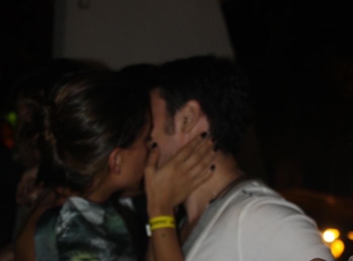 Ex-BBB Lia  flagrada aos beijos com jovem empresrio em show de Jorge & Mateus