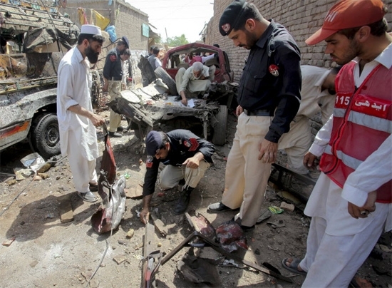 Policiais e moradores observam estragos causados pela exploso de bomba na cidade paquistanesa de Matni
