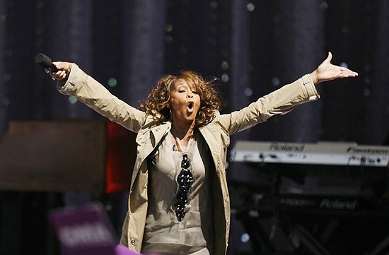 A cantora Whitney Houston decide continuar no programa de reabilitao