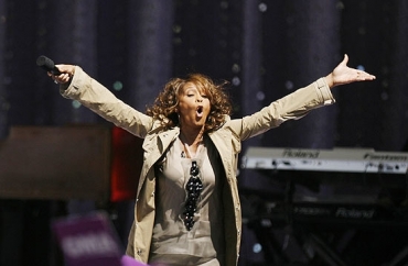 A cantora Whitney Houston decide continuar no programa de reabilitao 