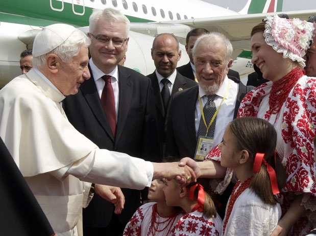 Papa  recebido por autoridades e famlia catlica no aeroporto