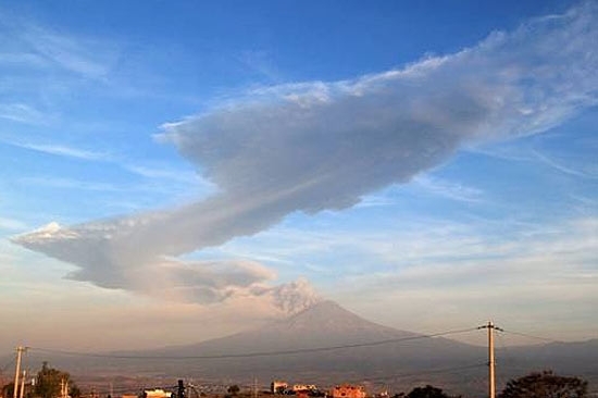 Coluna de fumaa sai do vulco Popocatepetl, no Mxico, e sobe a at 3 quilmetros de altura