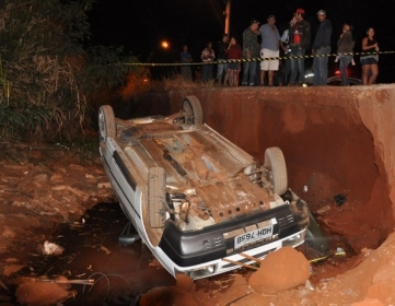 Vtima relata ter contado com a ajuda de moradores para sair do veculo. 