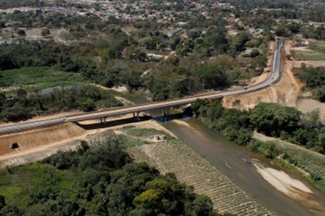 Ponte construida ajuda no acesso  comunidade So Gonalo Beira Rio