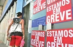 Grevistas colaram cartazes na fachada dos bancos para marcar o incio da mobilizao da categoria, que quer reajuste sal