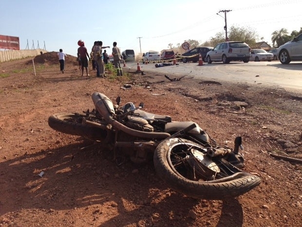 Carro atropelou motociclista na MT-251, na manh deste sbado.
