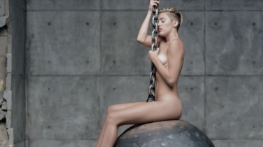 Miley Cyrus aparece nua no clipe de 