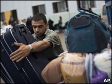 Palestino arruma suas malas antes de cruzar a passagem de Rafah
