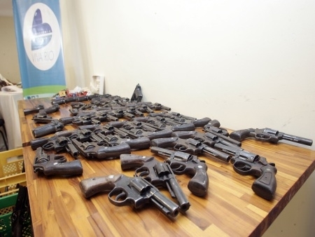 Maioria das armas entregues na ONG so revlveres (70%); as de calibre 38 so predominantes (42%).