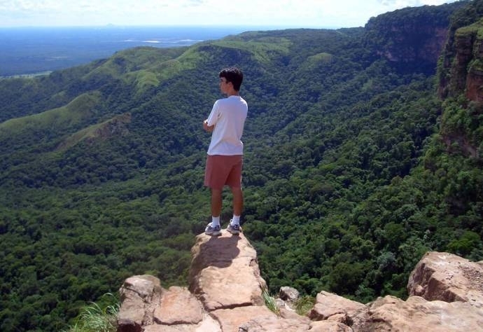 Turista observa paisagem do Mirante, em Chapada: penhasco tem 150 metros de profundidade