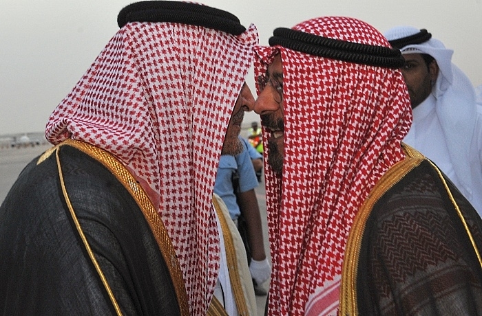 Chanceler da Arbia Saudita, prncipe Saud al Faisal (esq.), cumprimenta o chanceler do Kuait, o xeique Mohammed Sabah a