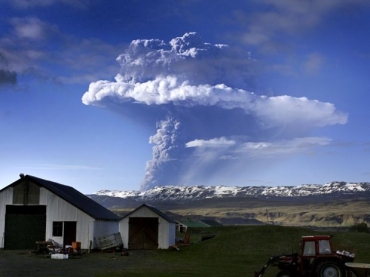 O vulco Grimsvotn, em uma enorme geleira no sudeste da Islndia, lanou uma coluna de fumaa de cerca de 15 km de altur