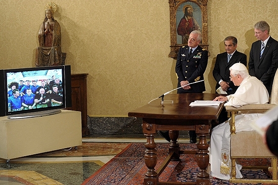 Tripulaes do nibus espacial Endeavour e da Estao Espacial Internacional conversaram com o papa Bento 16