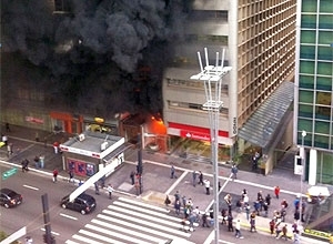 Incndio atinge prdio comercial na avenida Paulista, em SP