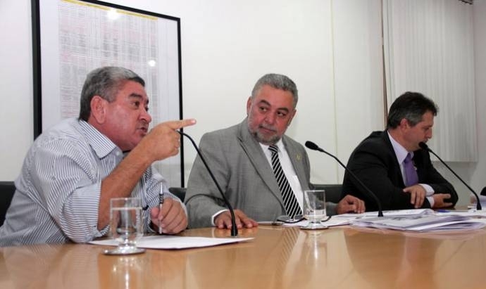Deputado Percival Muniz (PP) ouve depoimentos em reunio ordinria da CPI das PCHs