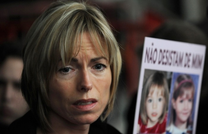 Em foto do arquivo, Kate McCann segura cartazes com a foto da filha durante audincia no Tribunal Civil