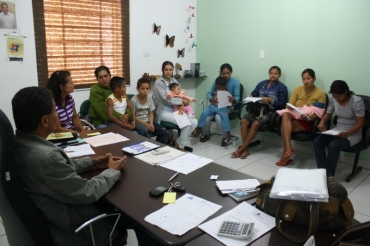 As cinco novas familias formadas na sua maioria por mulheres com filhos ainda menores receberam as suas novas casas.